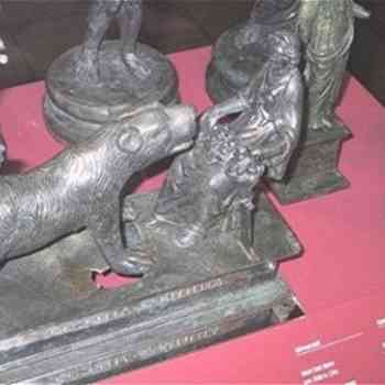 Click para ampliar. Pulsa en el nombre para ver la ficha. Piedra Escrita 15b - Artio y su oso, Berna